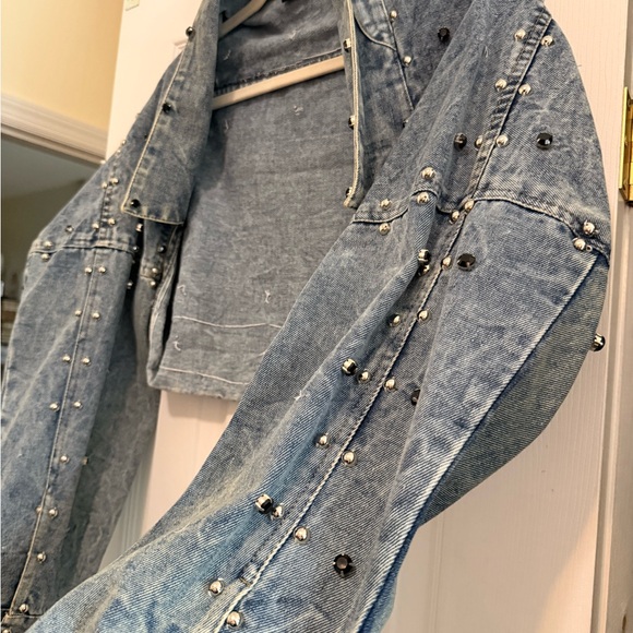 Women's Cropped Studded Denim Jacket - Light Blue - Picture 4 of 4